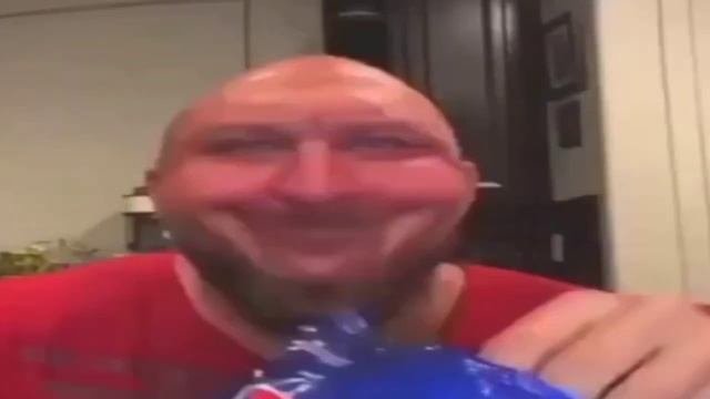 Мужик ест чипсы