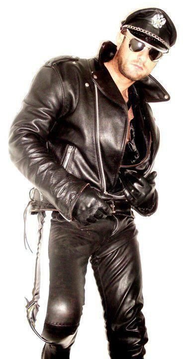 Мужики в кожаных костюмах