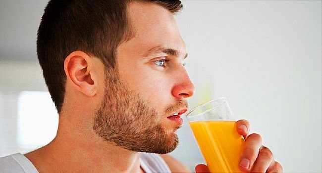 Парень пьет сок