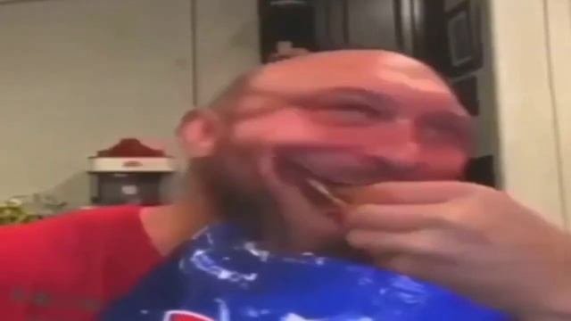 Лысый мужик ест чипсы