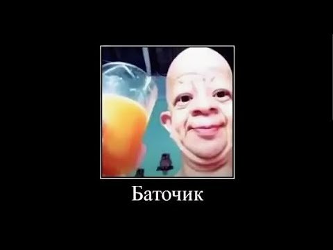 Лысый мужик пьет апельсиновый сок