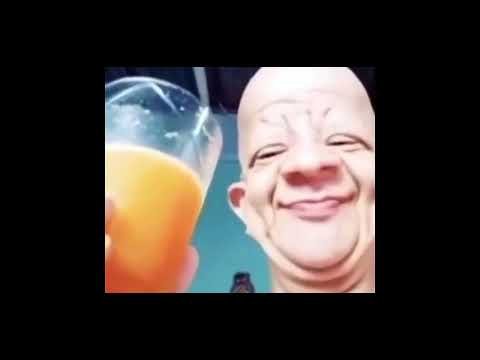 Лысый мужик пьющий сок