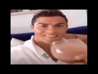 Роналду пьет чай