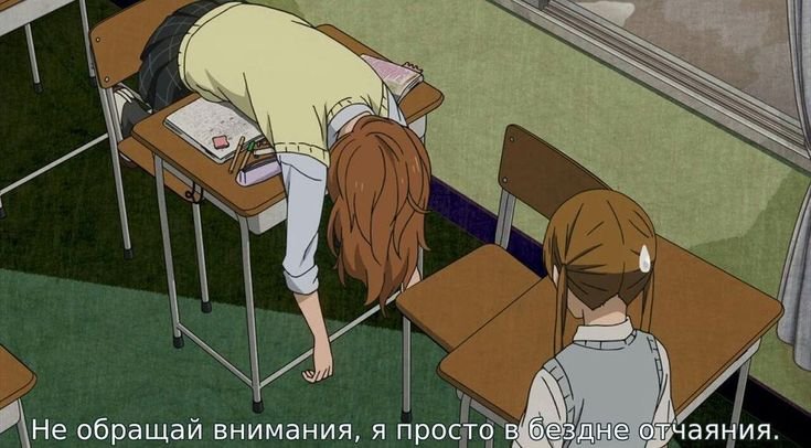 Девочка спит на парте