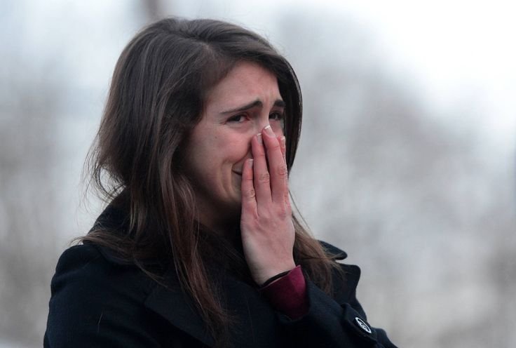 Плачущая от счастья девушка