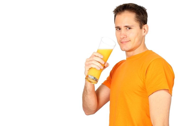 Мужчина с коктейлем