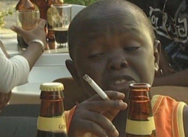 Негр закуривает сигарету