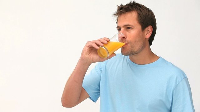 Мужчина пьет сок