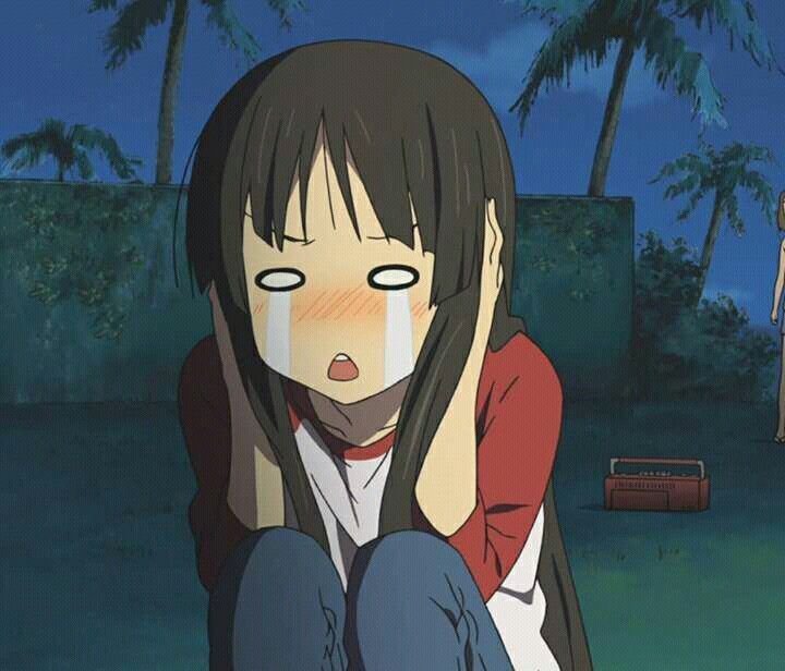 Мио Акияма плачет