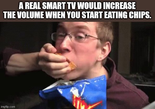 Мужик ест чипсы