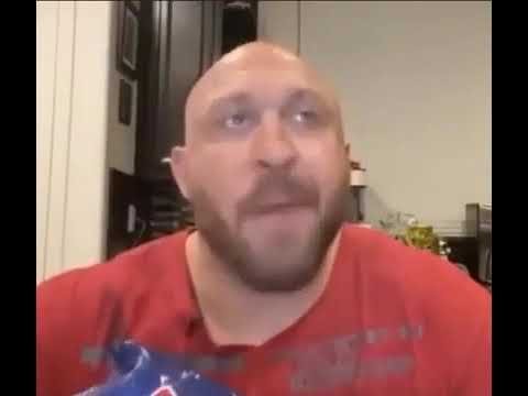 Лысый мужик ест чипсы