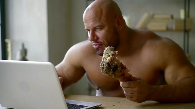 Мужик с чипсами