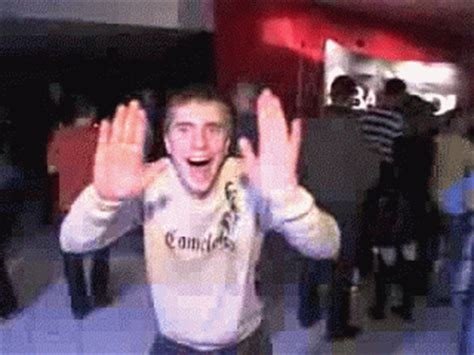 Чувак танцует