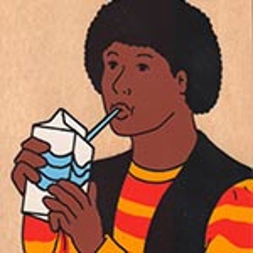 Человек пьет из трубочки