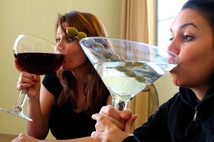 По бокальчику вина