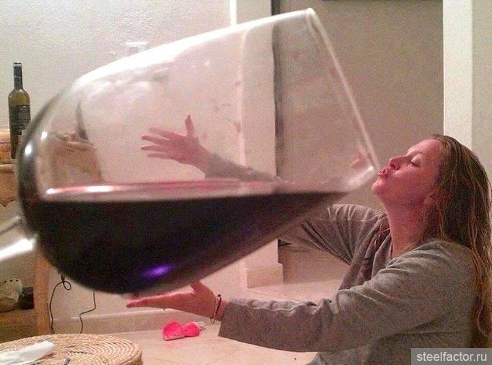 Очень большой бокал вина