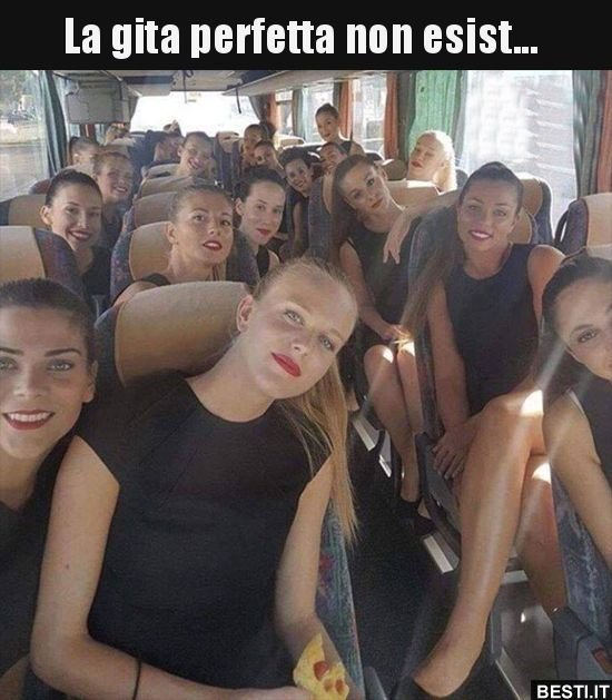 Автобус едет