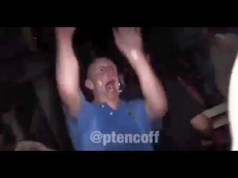 Парень танцует в клубе Мем