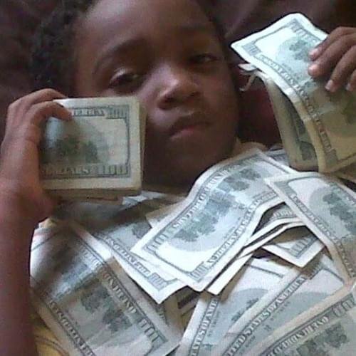 Ребёнок с деньгами темнокожий