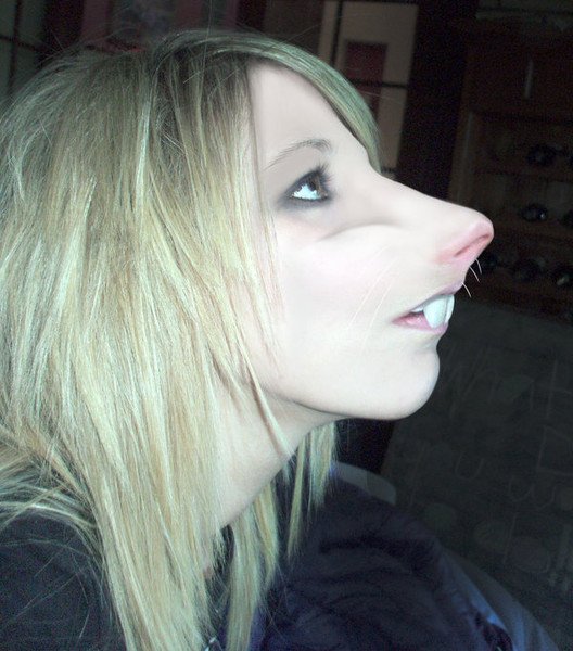 Длинный нос у девушки