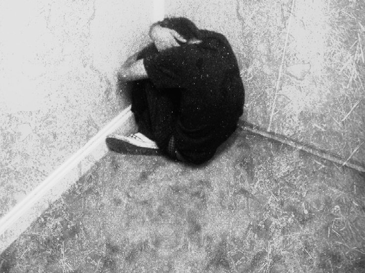 Забился в угол