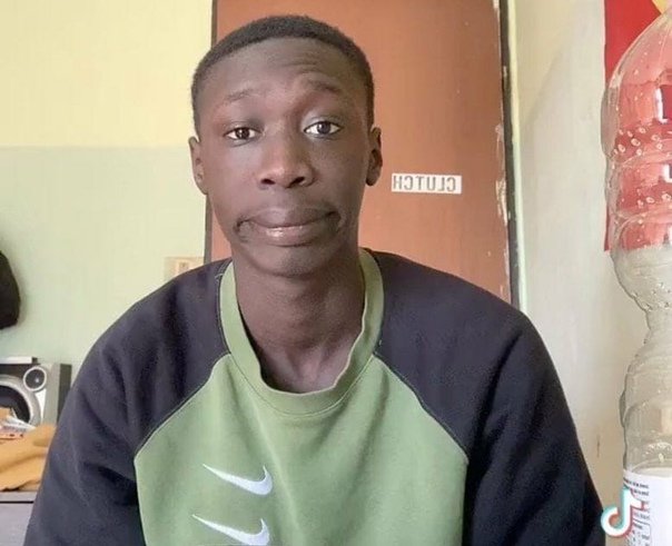 Темнокожий из офиса