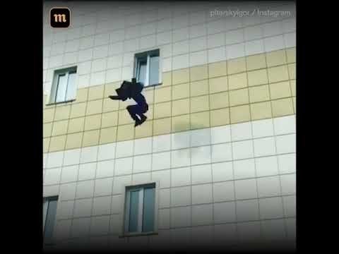 Человек прыгает в окно Мем