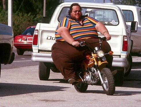 Толстый байкер