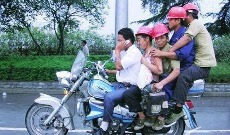 Много людей на мотоцикле