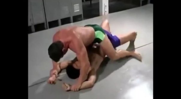 Два мужика дерутся