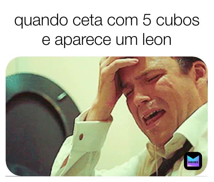 Вытирает пот