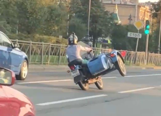 Мотоциклист едет на мотоцикле