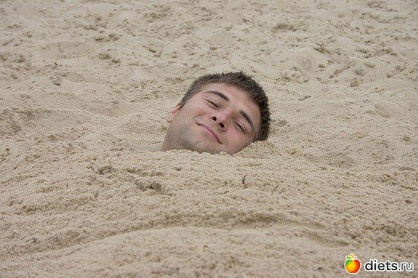 Человек лежит на песке