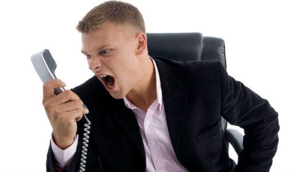 Кричит в трубку