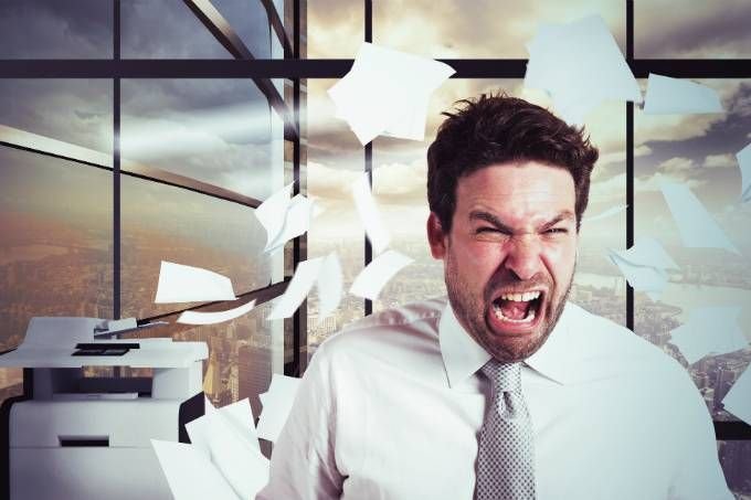 Мужчина кричит в офисе