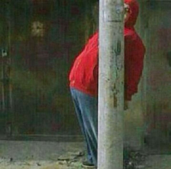 Толстый прячется за столбом