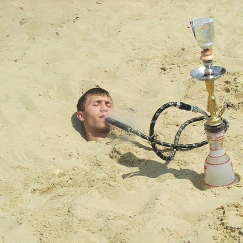 Мужчина с кальяном