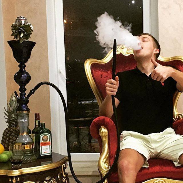 Мужчина с кальяном