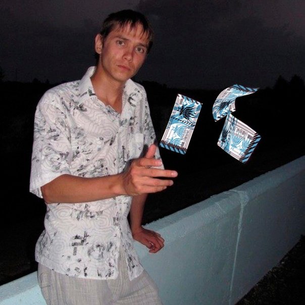 Мужик кидает три сотки