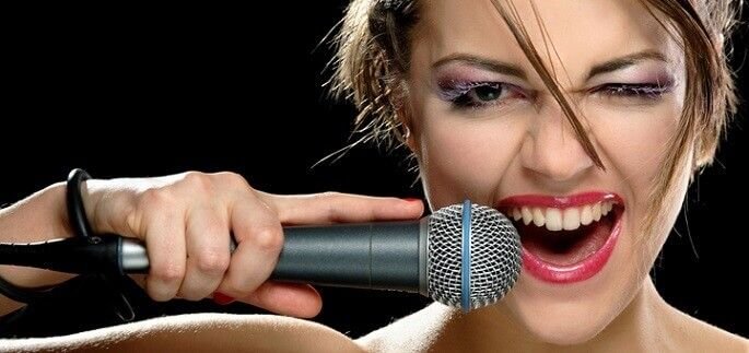 Женщина, которая поет