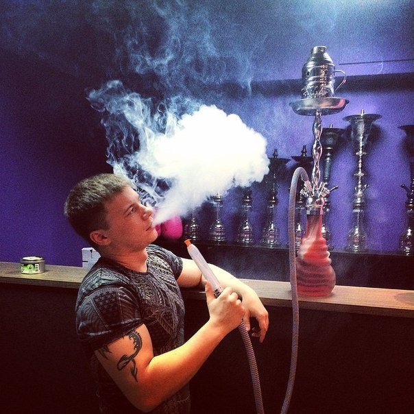 Мужчина с кальяном