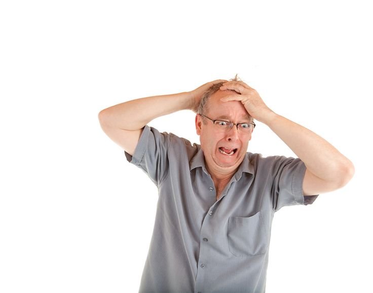 Мужик держится за голову