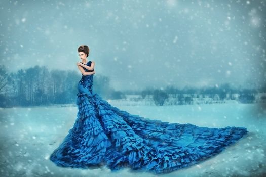 Девушка в длинном платье