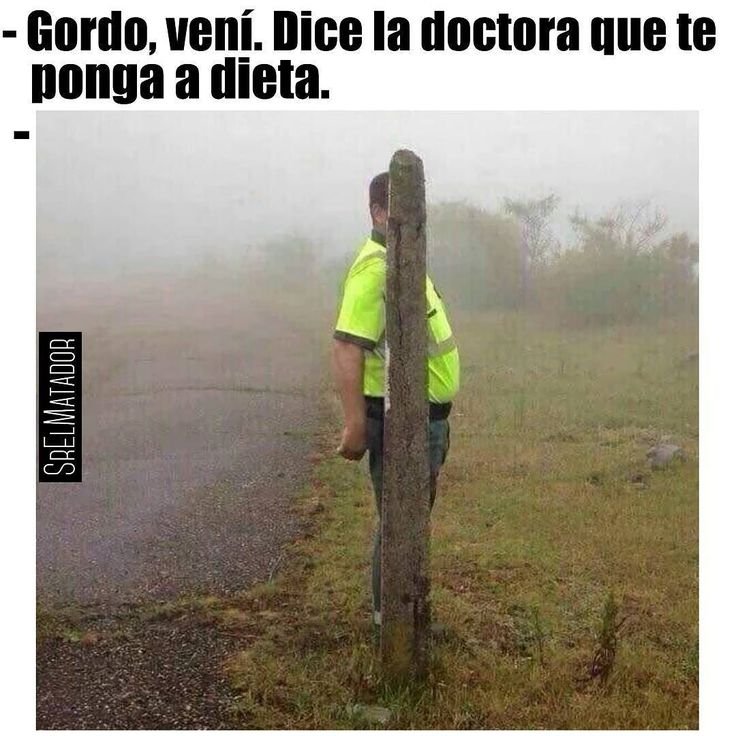 Негр прячется за деревом