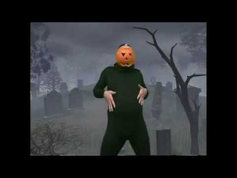 Парень с тыквой на голове