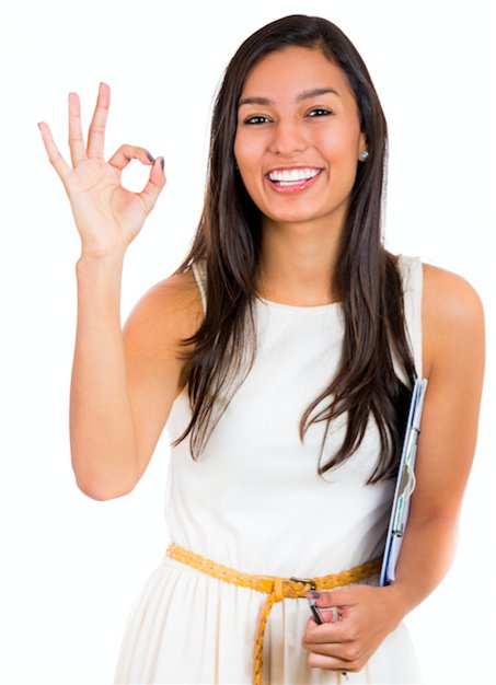 Девушка показывает знак