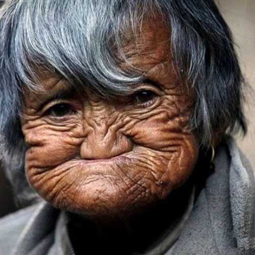 Старая бабка без зубов