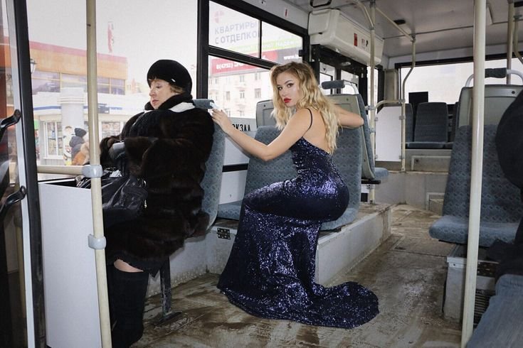 Девушка в платье в трамвае