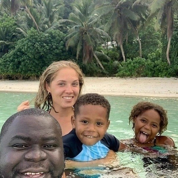 Девушка и африканцы