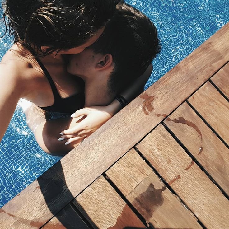 Парень и девушка в бассейне